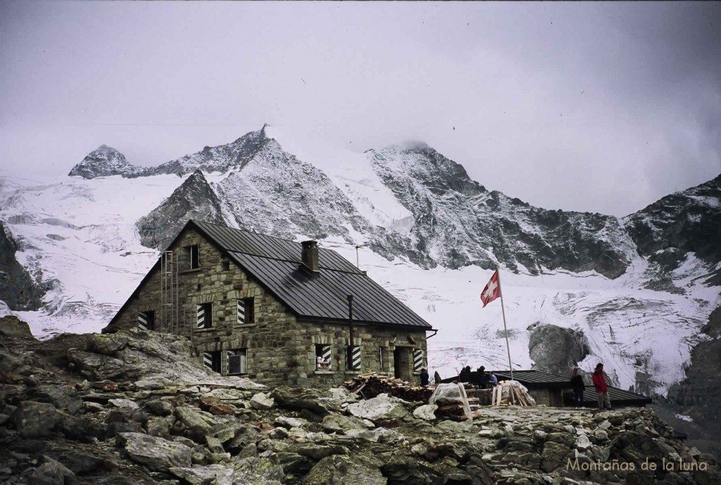 Refugio Cabaña de Moiry, 2.825 mts., bajo Puntas de Mourti